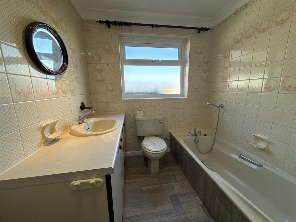 Bathroom 2.JPG
