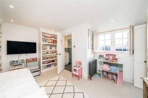 3 bedroom flat to rent, Roland Gardens, London SW7