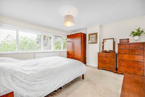 3 bedroom detached house to rent, Saxonbury Avenue, Sunbury-On-Thames TW16