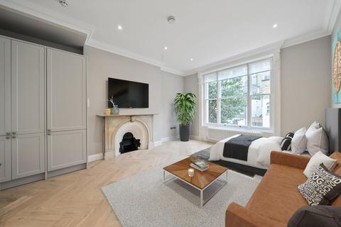 Studio to rent, Kensington Gardens Square, London, W2