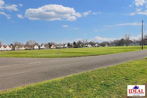 52 The Park, Woodlands, Doncaster, DN6 7RL