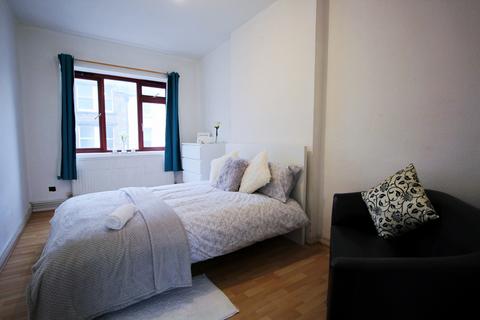 2 bedroom flat to rent, Wentworth Dwellings, 3 New Goulston Street, London, E1