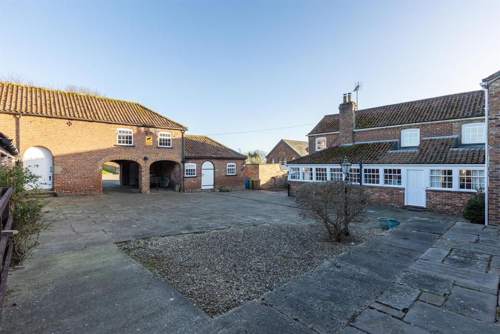 Farmhouse & Courtyard