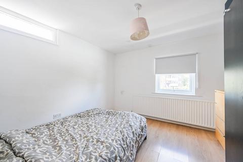 2 bedroom flat to rent, Maidstone Road, N11, Bounds Green, London, N11