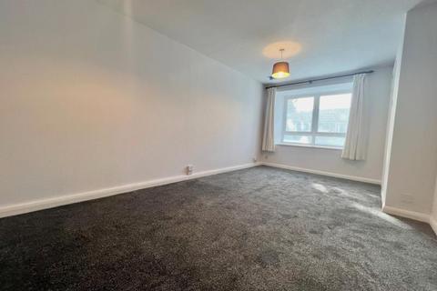 2 bedroom bungalow to rent, Greythorne Road, Woking GU21