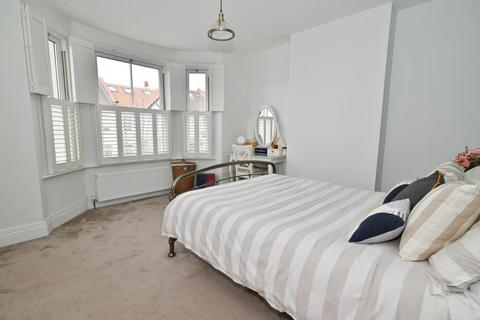 12 Prospect Crescent, Twickenham, TW2 7EA