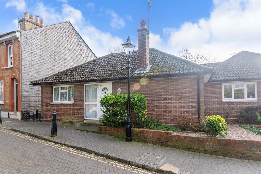 Love Lane, Rochester, Kent 2 bed semi-detached bungalow - £325,000