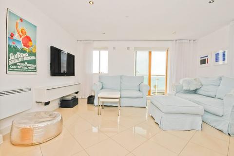 2 bedroom apartment to rent, Honeycombe Beach