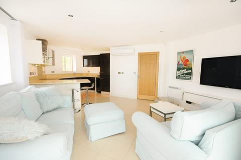 2 bedroom apartment to rent, Honeycombe Beach