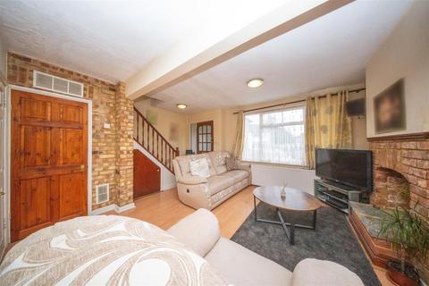 2 bedroom semi-detached house to rent, Elers Road, Hayes UB3