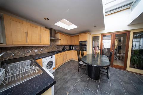 2 bedroom semi-detached house to rent, Elers Road, Hayes UB3