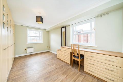 2 bedroom flat to rent, Macmillan Way, London SW17