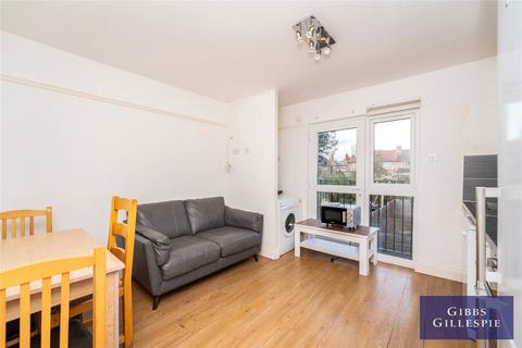 4 bedroom flat to rent, Carlisle Avenue, London, W3