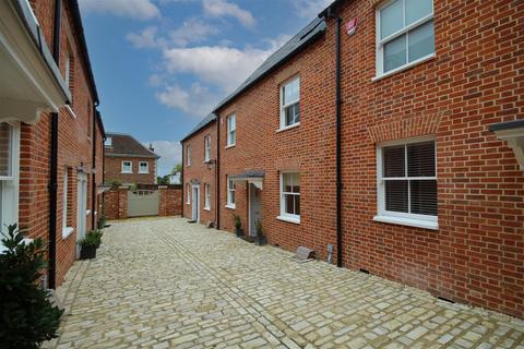 3 bedroom terraced house to rent, High Street, Lymington