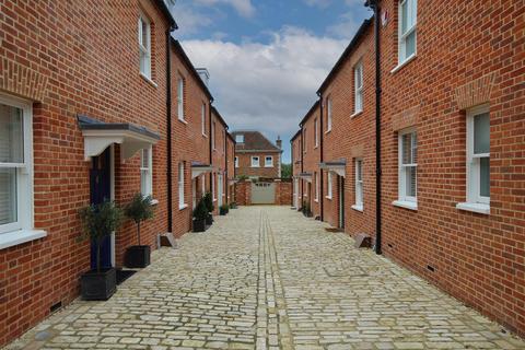 3 bedroom terraced house to rent, High Street, Lymington