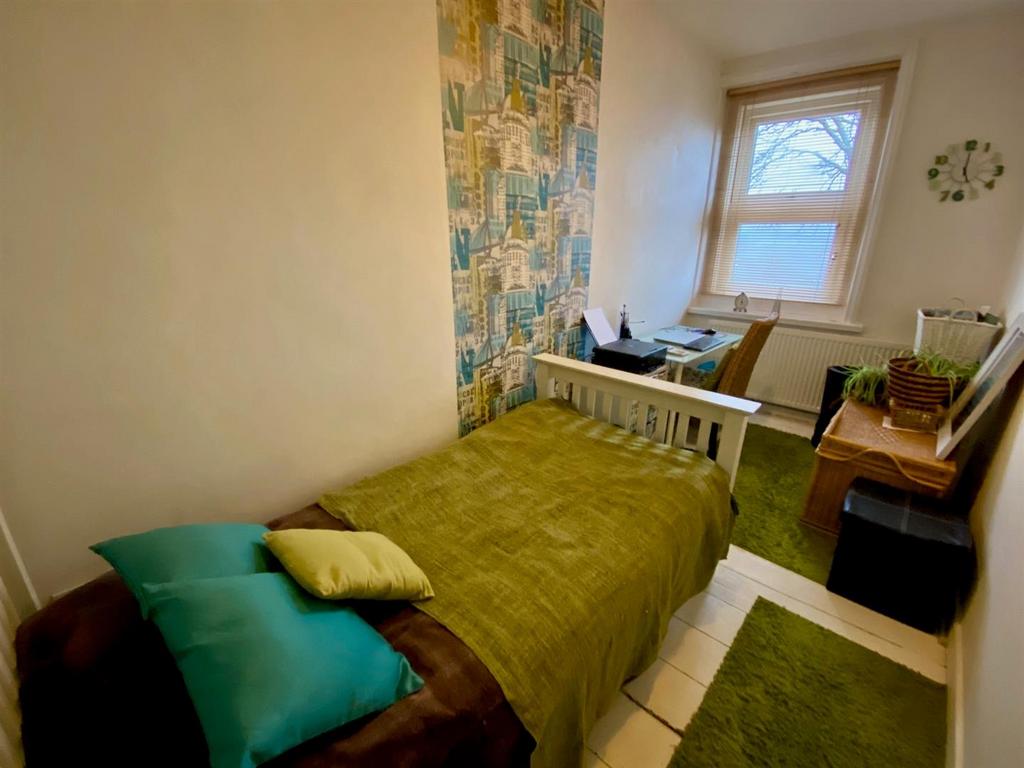 Bed 2.jpg