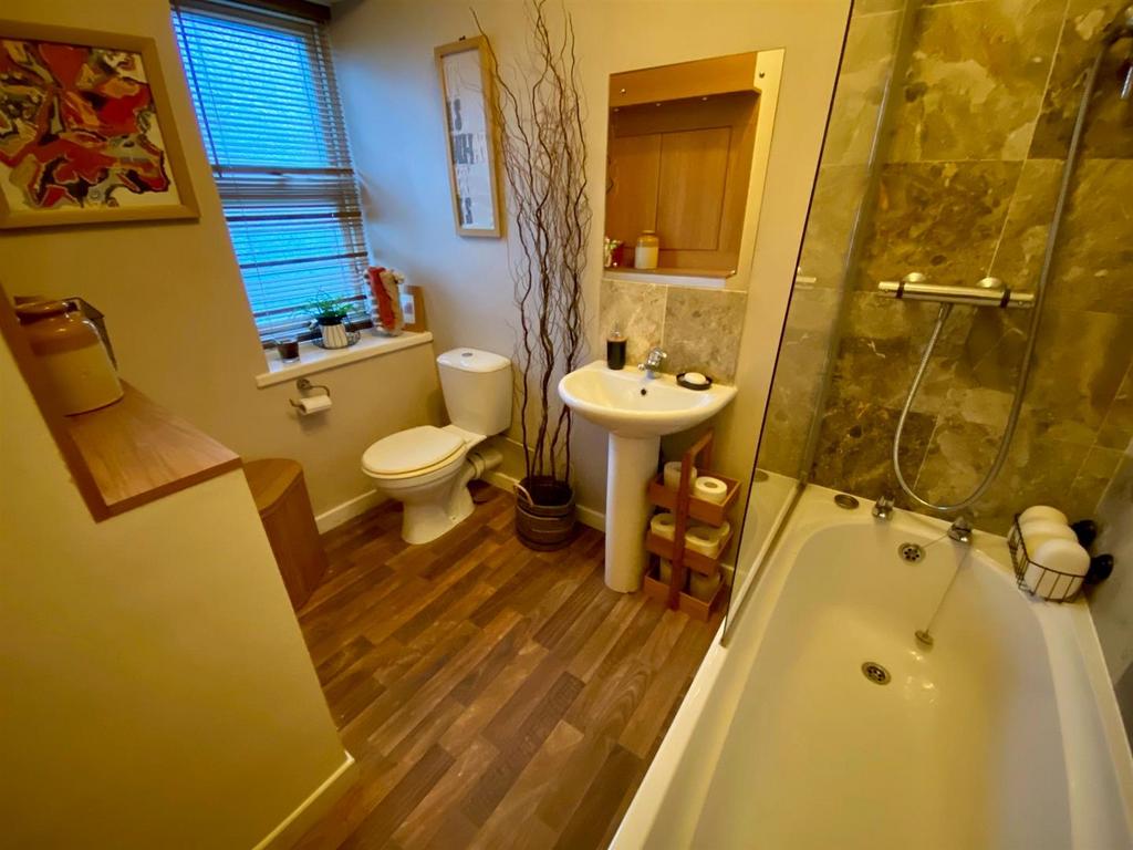 Bathroom 1.jpg