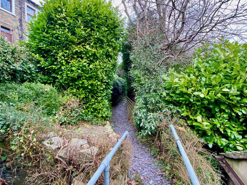 Path to rear leading to garage.jpg