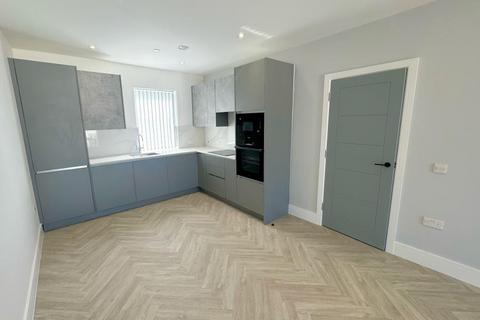 2 bedroom flat to rent, Walton On Thames, Surrey