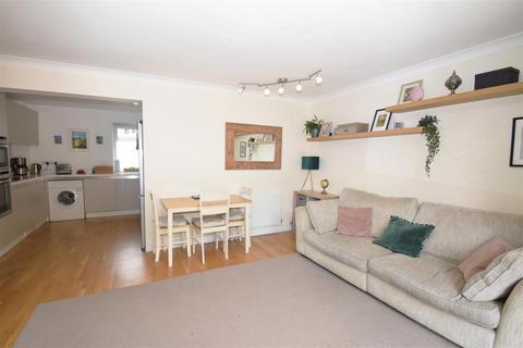 2 bedroom maisonette to rent, Cumberland Close, St Margarets