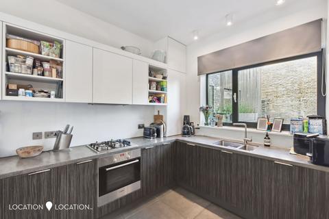 3 bedroom terraced house for sale, Chelmer Road, London, E9