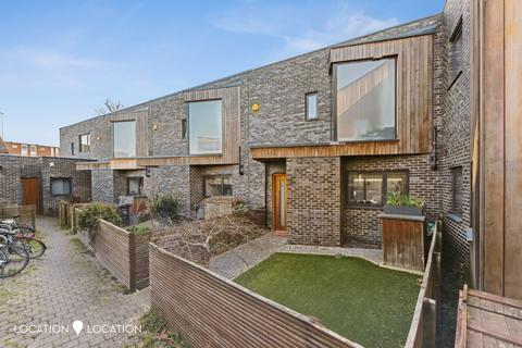 3b Chelmer Road, London, E9 6AY