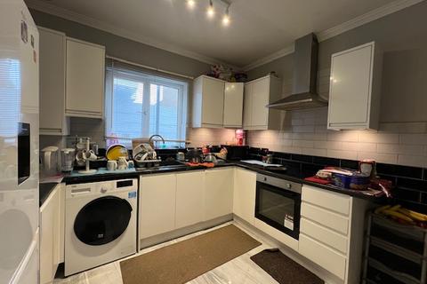 3 bedroom flat to rent, Uxbridge Road, London W7