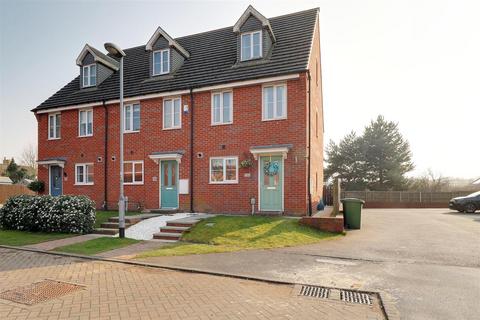 3 bedroom townhouse for sale, Kingscroft Drive, Brough