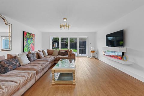 3 bedroom chalet for sale, Hook End Road, Hook End, Brentwood