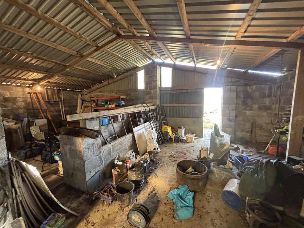 Barn/workshop (second image)