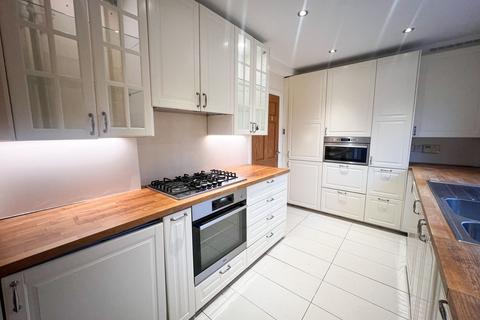 4 bedroom semi-detached house to rent, Broad Oak, Woodford Green, IG8