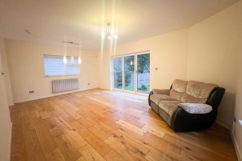 4 bedroom semi-detached house to rent, Broad Oak, Woodford Green, IG8