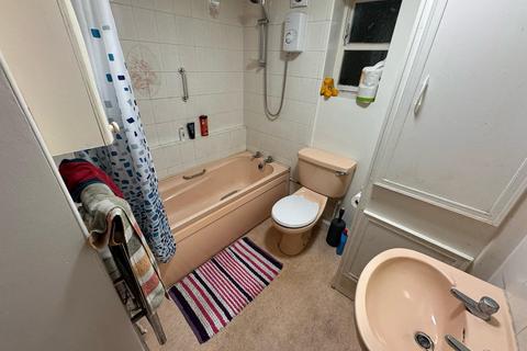 1 bedroom flat to rent, Ilkley Road, Otley, West Yorkshire, UK, LS21