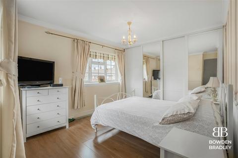 50 Stapleton Crescent, Rainham, RM13 7HA