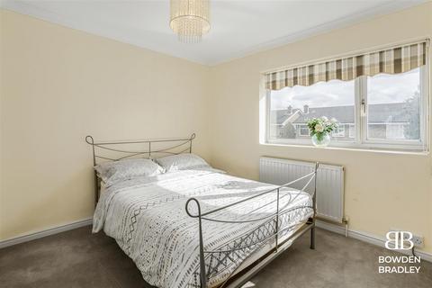 50 Stapleton Crescent, Rainham, RM13 7HA