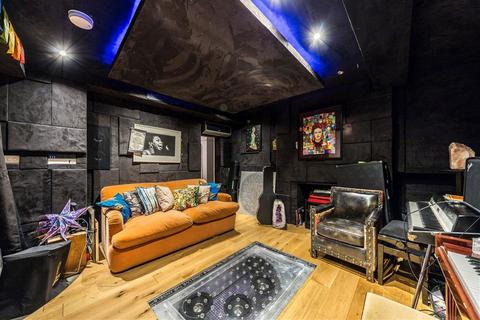 3 Gibraltar Walk, London, E2 7LH