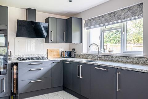 2 Foxmoor Close, Oakley, Basingstoke, RG23 7BQ