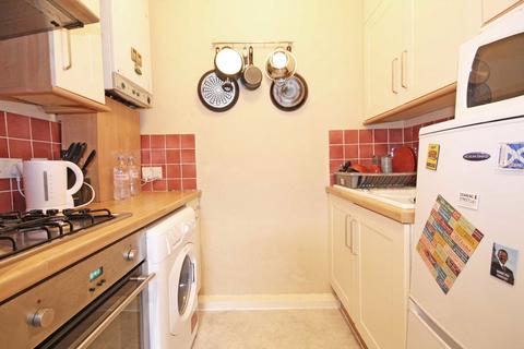 2 bedroom flat to rent, Frithville Gardens, London W12