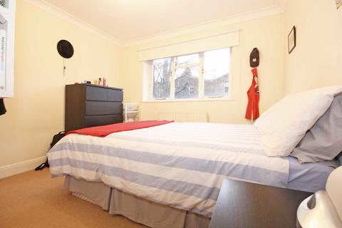 2 bedroom flat to rent, Frithville Gardens, London W12