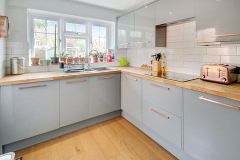 69 Farm Close, East Grinstead, RH19 3QQ