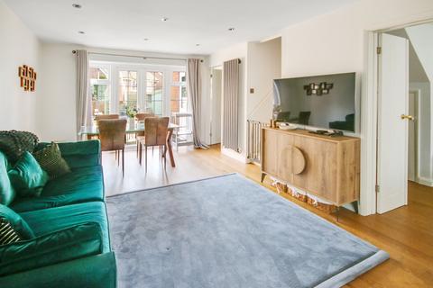 69 Farm Close, East Grinstead, RH19 3QQ