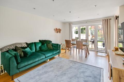 69 Farm Close, East Grinstead, RH19 3QQ