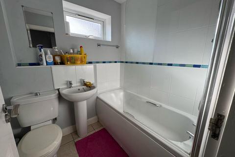 3 bedroom semi-detached house to rent, Poplar Grove, Bunkers Hill