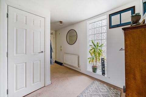 2 bedroom flat for sale, Thamesmead, Walton On Thames, Surrey, KT12