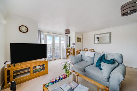 2 bedroom flat for sale, Thamesmead, Walton On Thames, Surrey, KT12