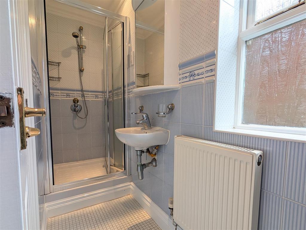 En suite shower room/wc