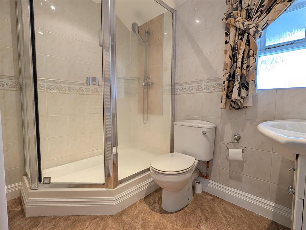 En suite shower room/wc