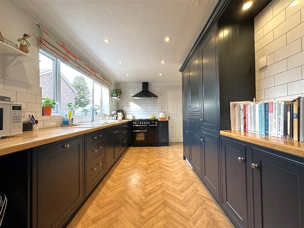 Generous Contemporary Kitchen 953