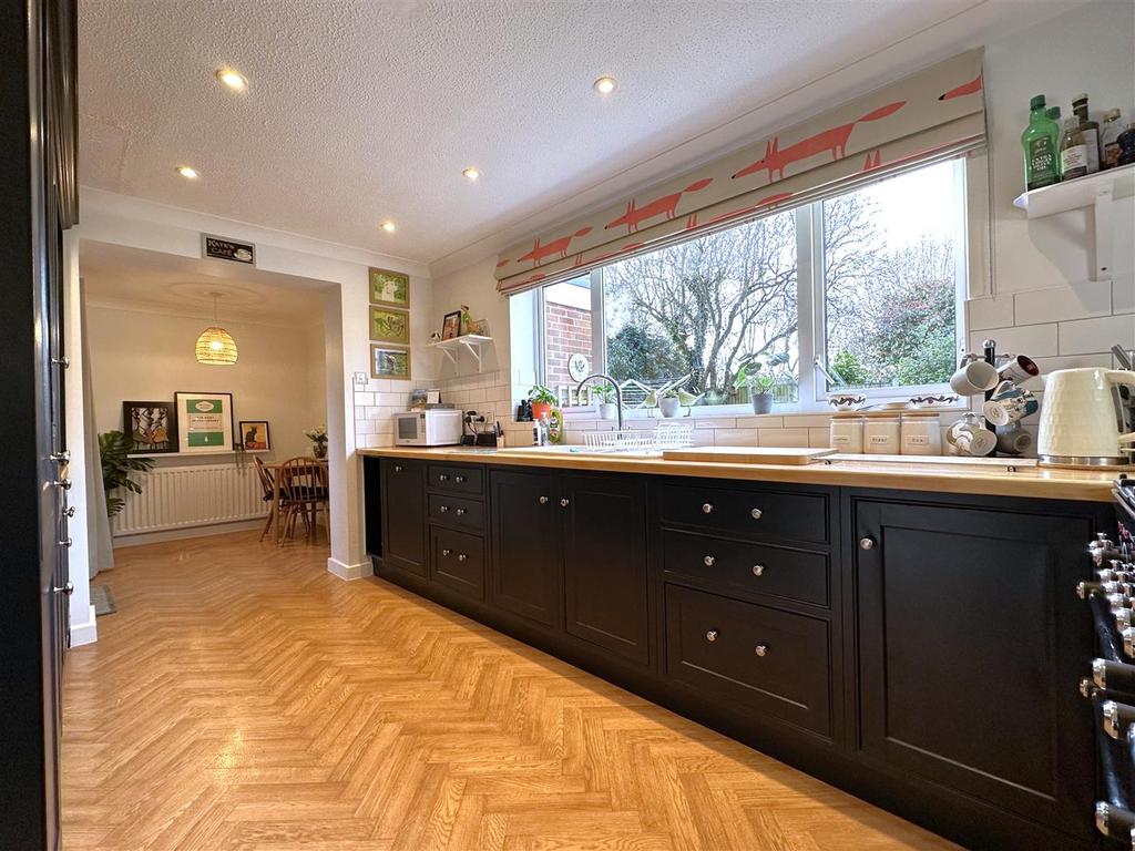 Stylish Kitchen Through To Breakfast Room 960