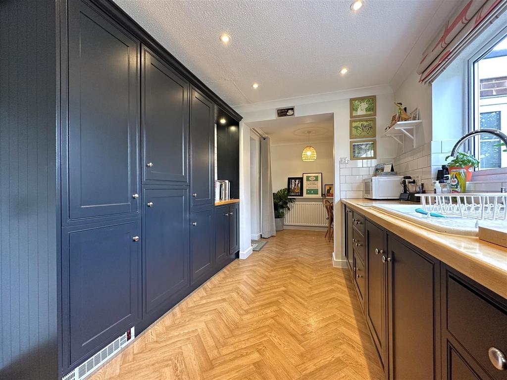 Extensive Open-Plan Kitchen 965